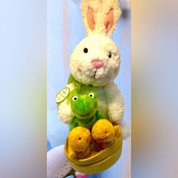 Hallmark Easter
Bunny Chicks And A Frog Singing “At The Hop” NWT - Picture 1 of 8